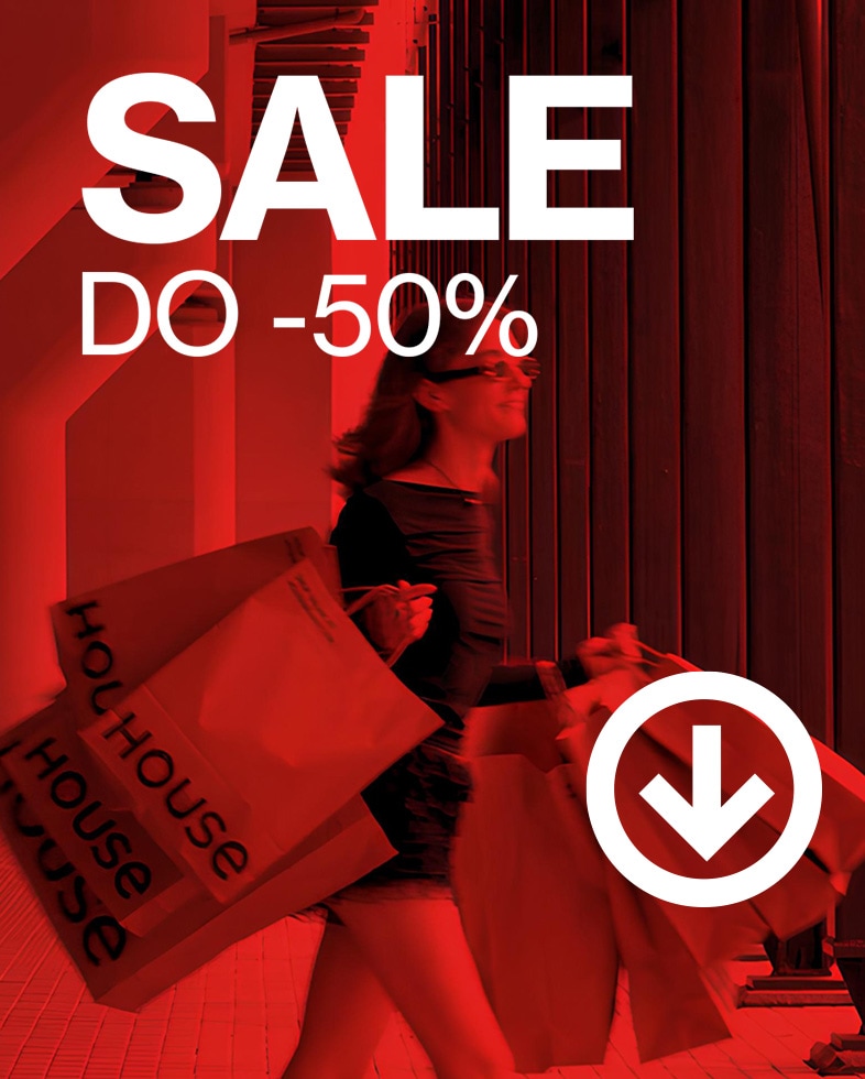 Na czerwonym tle widoczny jest tekst SALE DO -50% w białym kolorze, z logo House. W tle znajduje się kobieta w okularach, trzymająca torby z logo House. Na dole grafiki umieszczona jest strzałka, która wskazuje w dół, sugerując dalsze przeglądanie oferty. Zawarte są również dwa przyciski: Dla Niej i Dla Niego, które przenoszą do odpowiednich kategorii produktowych. banner