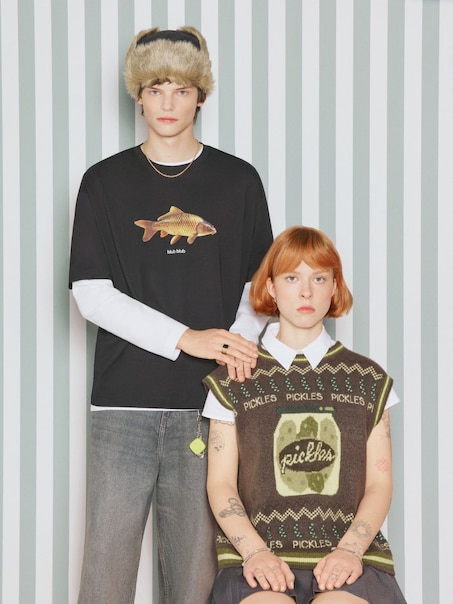 Czarna koszulka z nadrukiem karpia