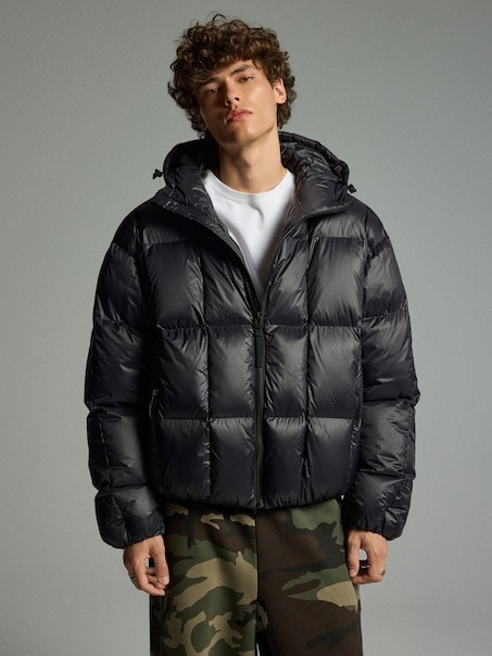 Czarna kurtka puffer z kapturem