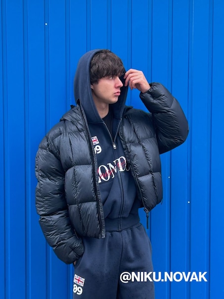 Czarna kurtka puffer z kapturem