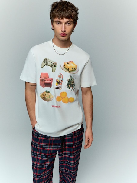 Świąteczna kremowa koszulka z itemami kojarzącymi się ze świętami