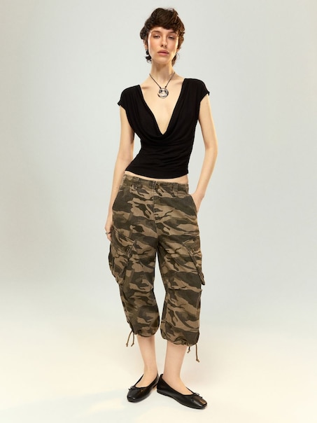 Szorty we wzór camo z kieszeniami cargo