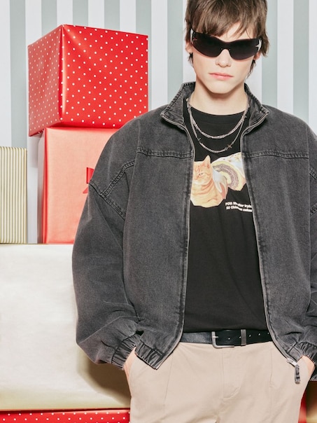 Czarna koszulka z nadrukiem kota z makowcem