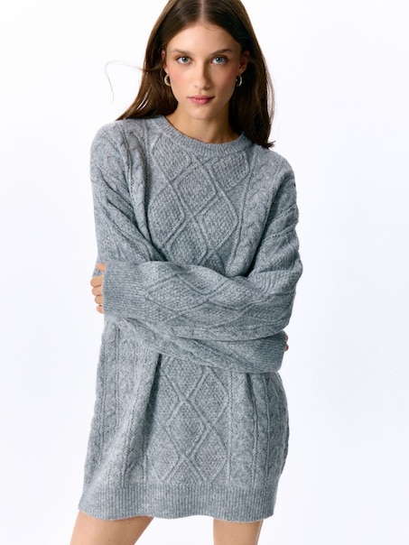 Jasnoszara sukienka dzianinowa mini z warkoczowym splotem