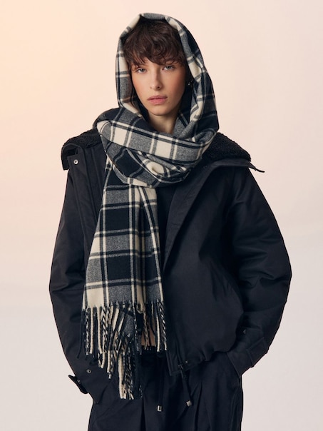 Szalik-chusta w czarną kratę z frędzlami