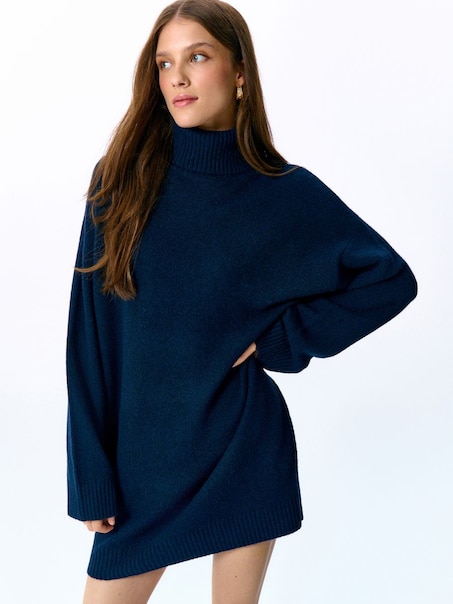 Czarna dzianinowa sukienka oversize z golfem