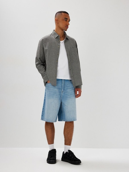 Jasnoniebieskie szorty jeansowe z efektem sprania