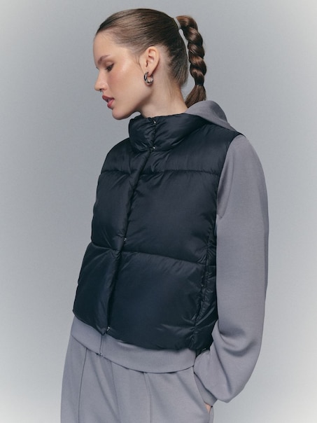 Pikowana kamizelka o krótszym kroju czarna