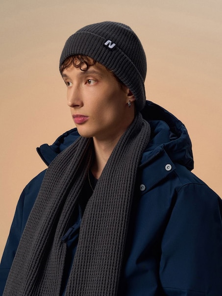 Шапка-біні з нашивкою