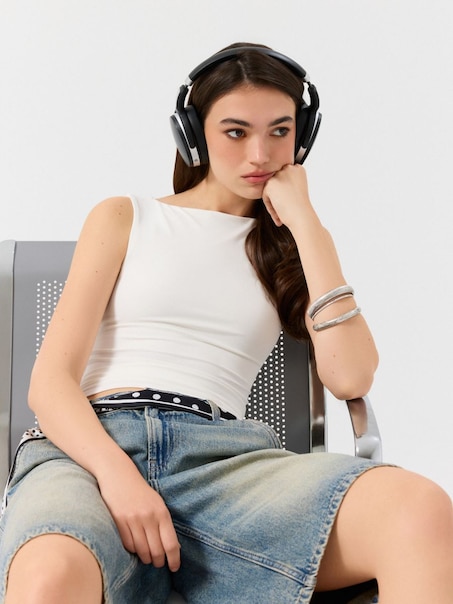 Biały top z łódkowym dekoltem z dzianiny ULTRAFLEX