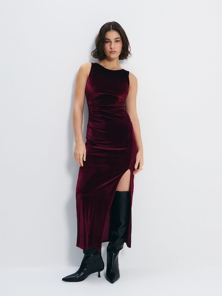 Welurowa sukienka midi bodycone z rozcięciem na nodze bordowa