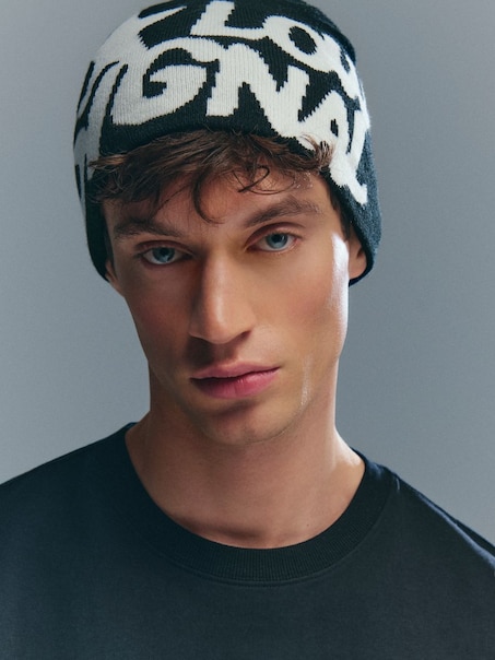 Czarna czapka beanie z napisem Low Signal w stylu graffiti