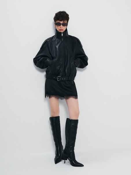 Skórzana czarna kurtka ze stójką i paskiem