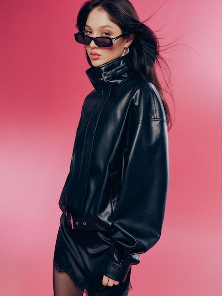 Skórzana czarna kurtka ze stójką i paskiem