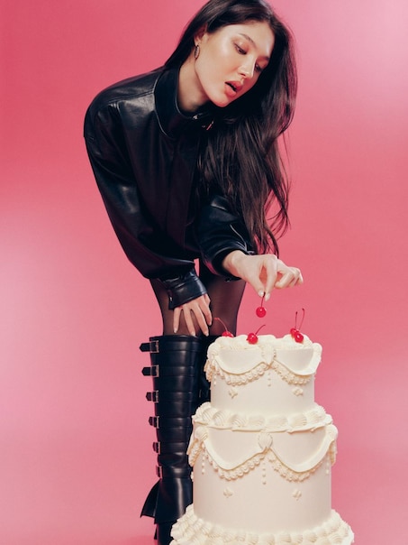 Skórzana czarna kurtka ze stójką i paskiem