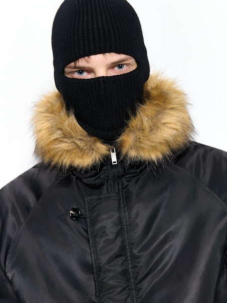 Czarna czapka beanie z funkcją kominiarki