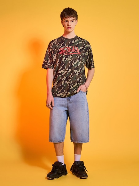 Koszulka we wzór camo z nadrukiem Von Dutch