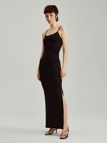 Czarna sukienka maxi bodycone na ramiączkach