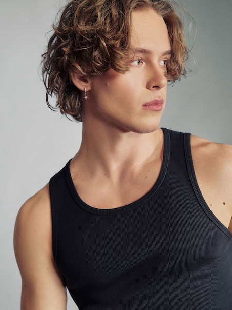 Koszulka bez rękawów basic z okrągłym dekoltem czarna