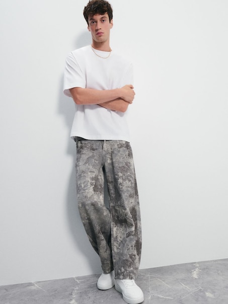 Spodnie barrel fit ze wzorem camo