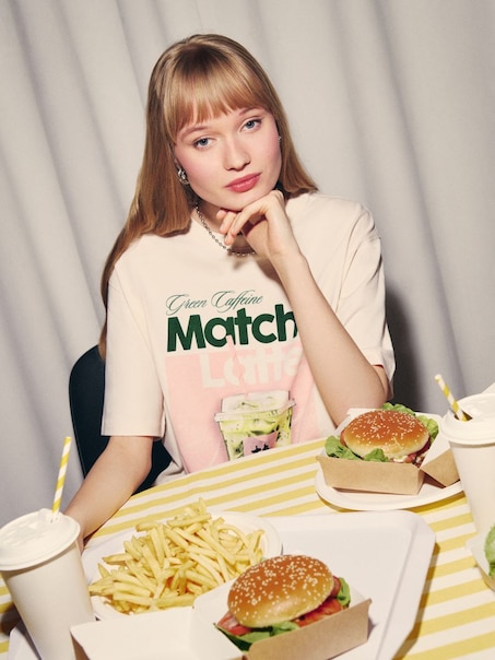 Kremowa koszulka z nadrukiem Matcha Latte