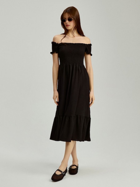 Czarna sukienka midi fit&flare z falbanami