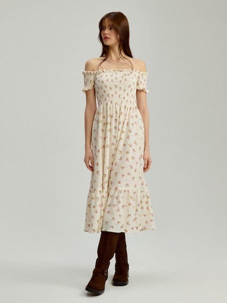 Kremowa sukienka midi fit&flare z falbanami w kwiaty