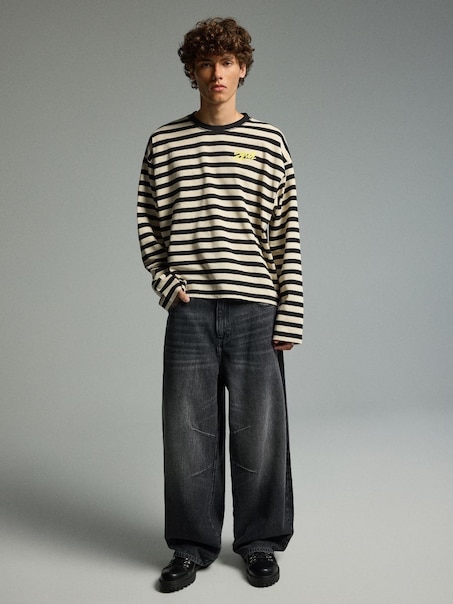 Czarne jeansy barrel fit z przeszyciami na nogawkach