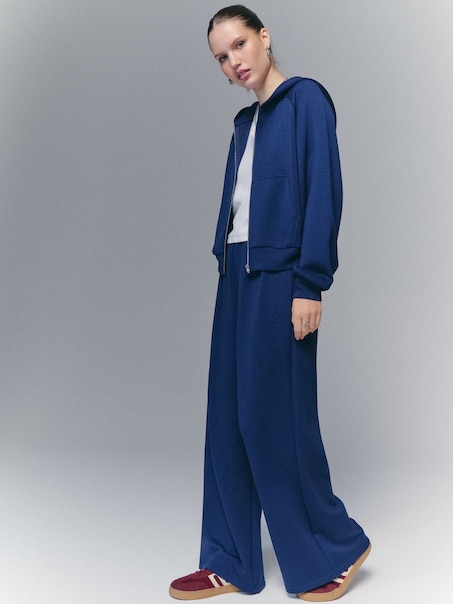 Spodnie dresowe wide leg z regulowanymi nogawkami i modalem basic granatowe