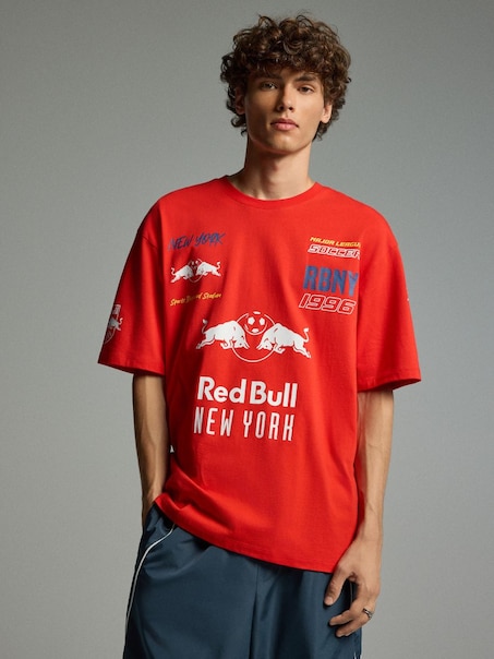 Czerwona koszulka z nadrukami Red Bull New York