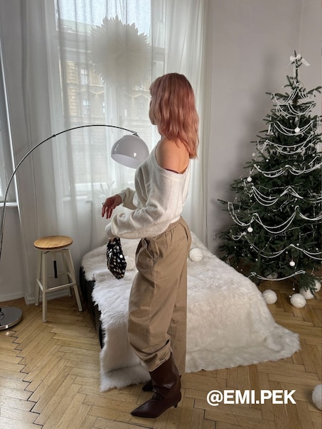 Luźny sweter one shoulder kremowy