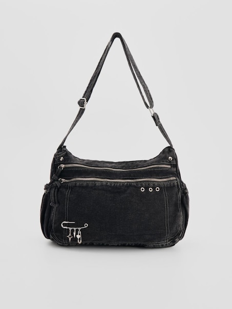 Grafitowa torebka jeansowa z ozdobną agrafką