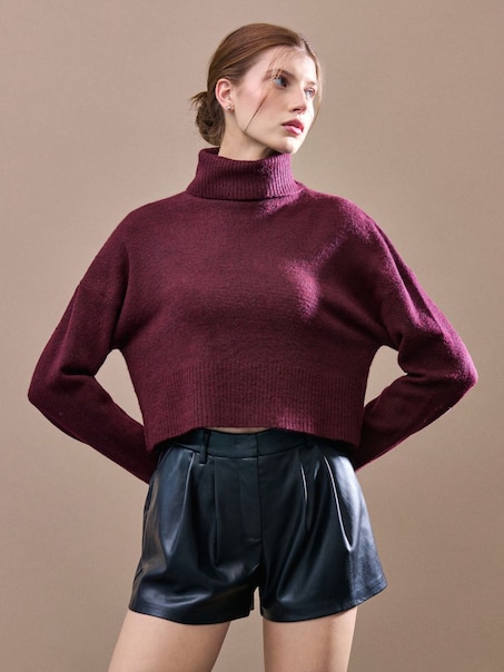 Bordowy krótki sweter z golfem