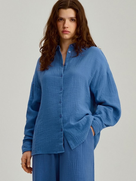 Muślinowa koszula oversize z ozdobnymi guzikami niebieska