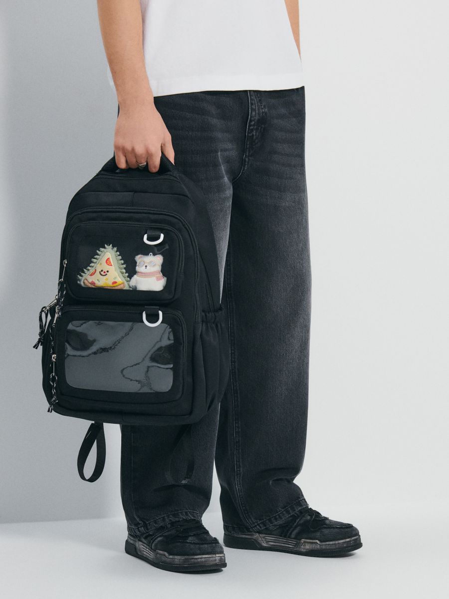 Czarny plecak z przezroczystymi kieszeniami i maskotkami - czarny - HOUSE