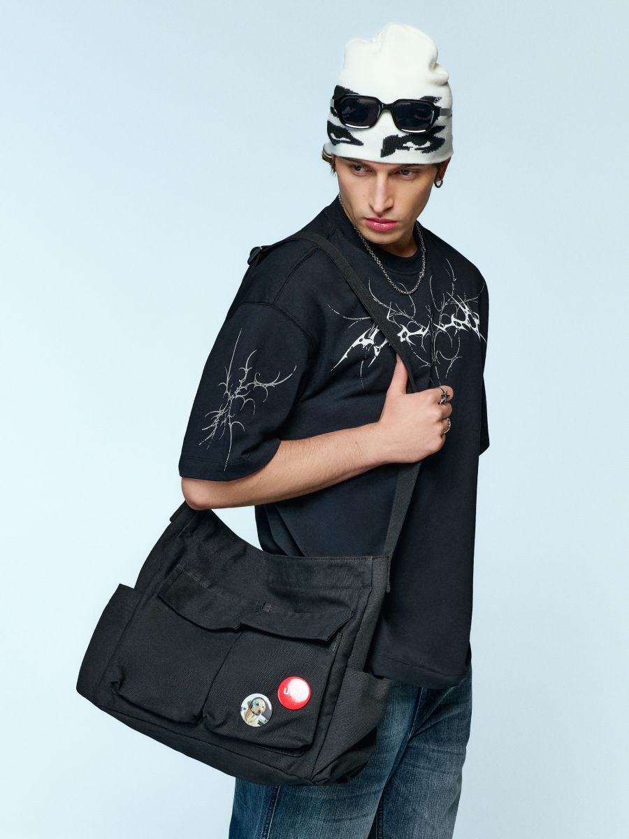 Czarna torba crossbody z przypinkami - czarny - HOUSE