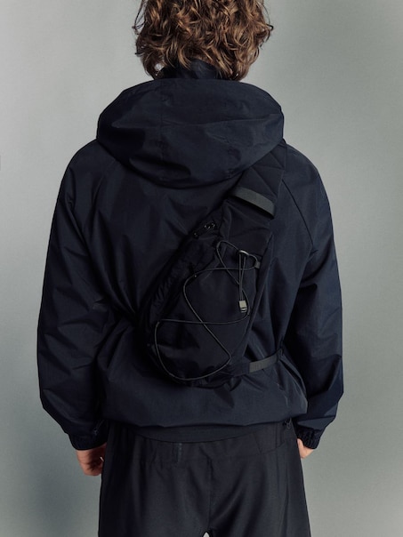 Czarny plecak na jedno ramię