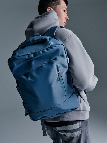 Niebieski plecak wielofunkcyjny multipocket