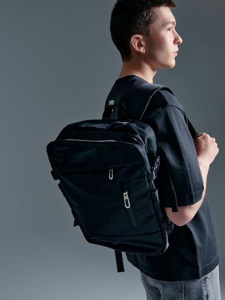 Czarny plecak wielofunkcyjny multipocket