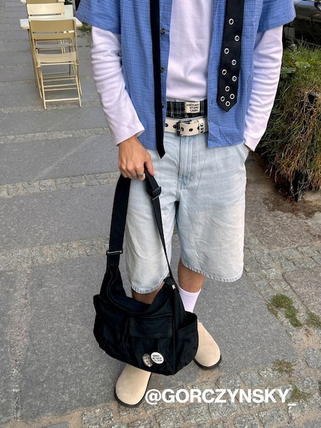Jasnoniebieskie szorty jeansowe za kolano