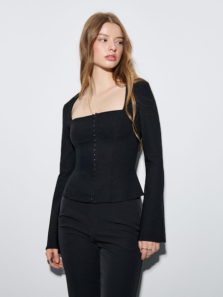 Czarna bluzka gorsetowa z dekoltem karo i rozszerzanym rękawem