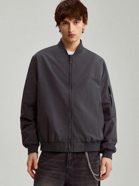 Grafitowa kurtka bomber z kieszenią na rękawie