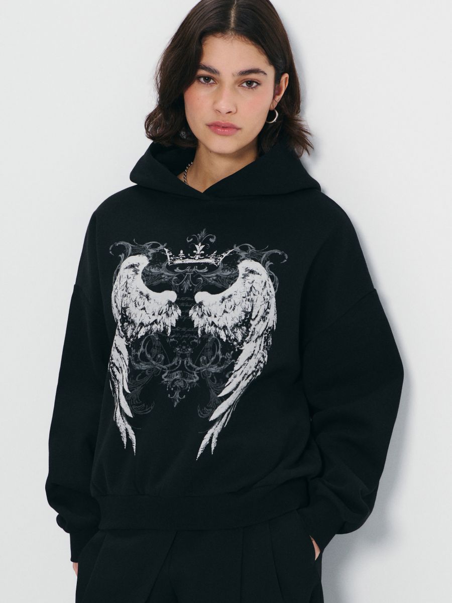 Czarna bluza z kapturem i nadrukiem ze skrzydłami Czarna bluza z kapturem i nadrukiem ze skrzydłami - czarny - HOUSE