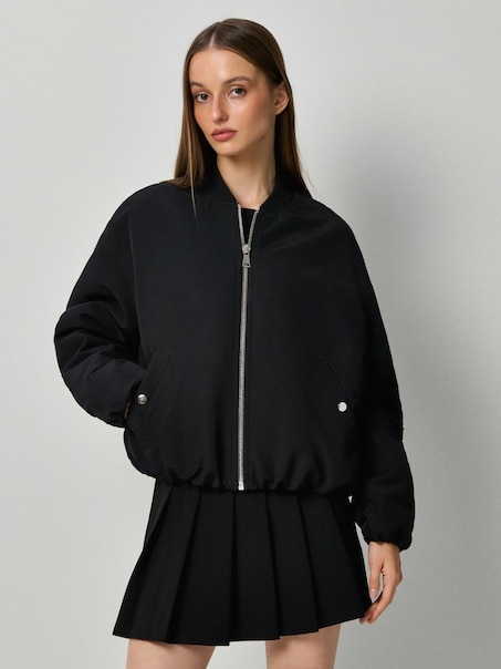 Czarna kurtka bomber z efektem bombki