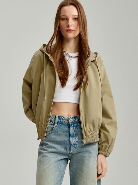 Jasnozielona kurtka przejściowa z kapturem