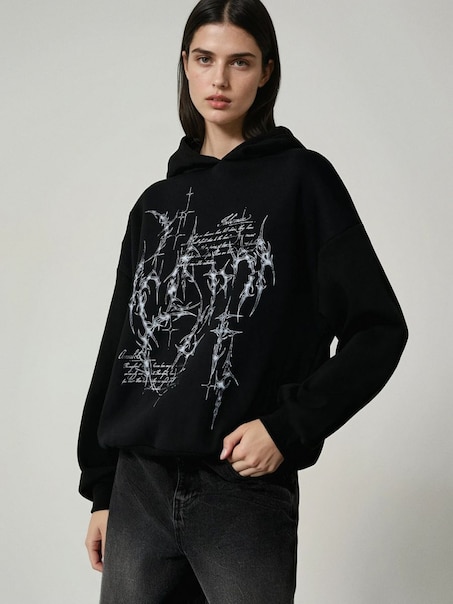 Czarna bluza z kapturem i motywem tribal