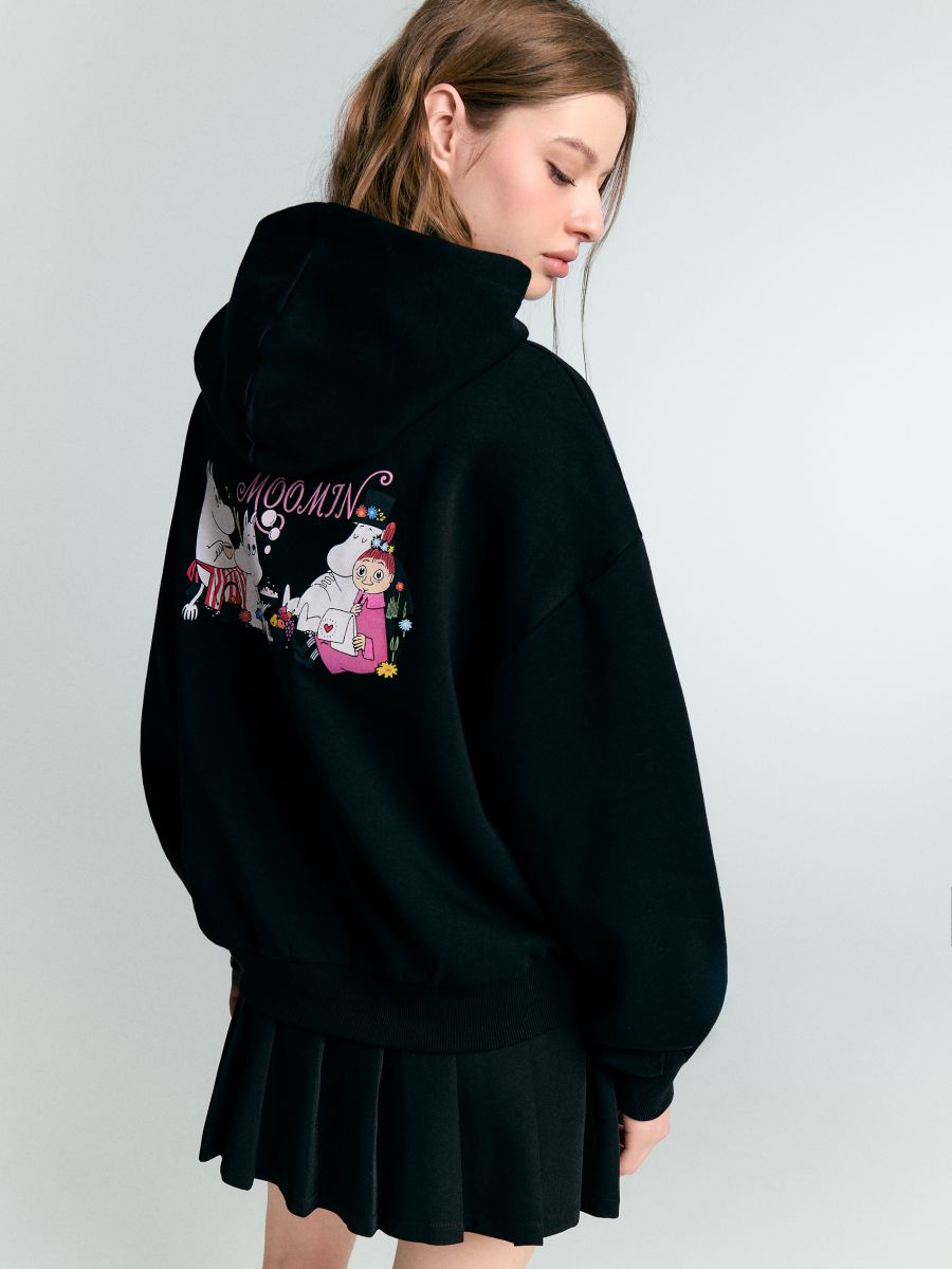 Czarna bluza z kapturem i nadrukiem Moomin - czarny - HOUSE
