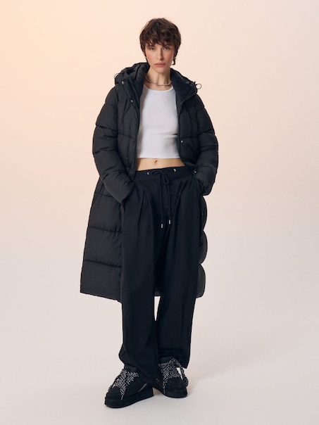 Pikowany płaszcz z kapturem i napami czarny