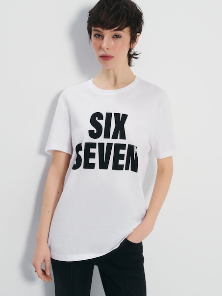 Biała koszulka z nadrukiem six seven