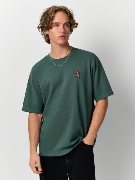 Oliwkowa koszulka o wafelkowej strukturze z haftem procy